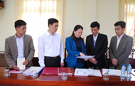Lãnh đạo Ủy ban Kiểm tra Huyện ủy Văn Yên, trao đổi nghiệp vụ công tác kiểm tra, giám sát.