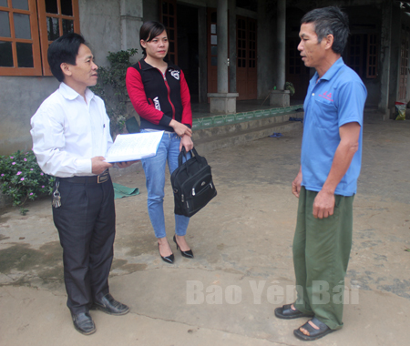 Cán bộ Phòng LĐTB&XH huyện Yên Bình gặp gỡ gia đình có người tham gia xuất khẩu lao động.
