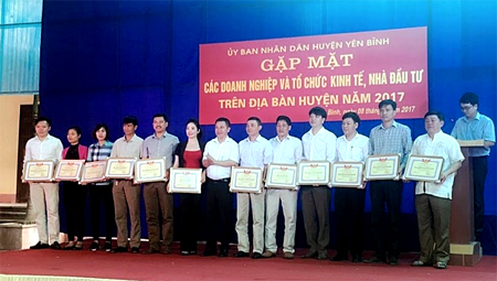 Lãnh đạo huyện Yên Bình khen thưởng các doanh nghiệp sản xuất, kinh doanh hiệu quả cao năm 2016.
