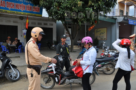 Lực lượng cảnh sát giao thông huyện Văn Chấn phối hợp với Công an tỉnh kiểm tra, kiểm soát tại ngã ba Suối Giàng.