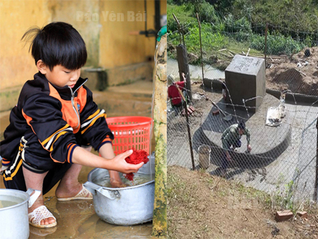 Giếng nước tự chảy đã đảm bảo nguồn nước sạch cho học sinh Trường TH&THCS Sùng Đô.
