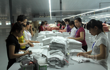 Công nhân Công ty TNHH Quốc tế Vina KNF tại thôn 1 và 2 thị trấn Cổ Phúc, huyện Trấn Yên đang hoàn thiện sản phẩm may mặc