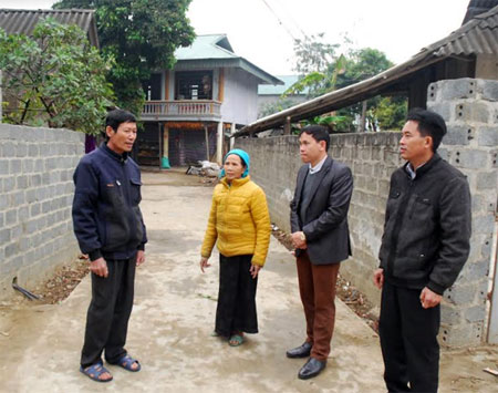 Đồng chí Vì Văn Điến (bên trái) trao đổi với lãnh đạo xã Thanh Lương về nhiệm vụ phát triển kinh tế của thôn Bản Lào.