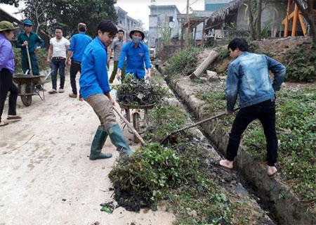 Đoàn viên thanh niên huyện Yên Bình tham gia quét dọn, khơi thông cống rãnh trên các trục đường giao thông.