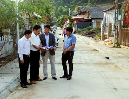 Lãnh đạo huyện Trạm Tấu kiểm tra chất lượng thi công các tuyến đường bê tông ở thị trấn Trạm Tấu.