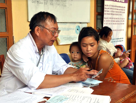 Cán bộ Trạm Y tế xã Xuân Tầm, huyện Văn Yên hướng dẫn khám, chữa bệnh cho các “bà mẹ nhí”.