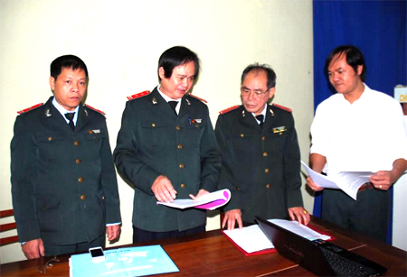 Cán bộ Thanh tra huyện Văn Yên trao đổi nghiệp vụ chuyên môn.