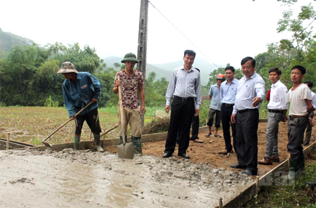 Các đồng chí lãnh đạo Huyện ủy, UBND huyện Văn Yên thăm công trình bê tông hóa đường giao thông nông thôn tại xã Yên Hợp.