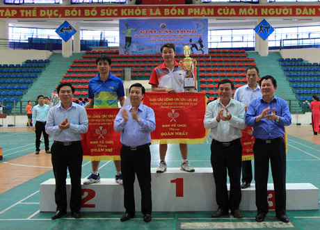 Ban tổ chức trao cúp, cờ lưu niệm cho các đội đạt thành tích xuất sắc.