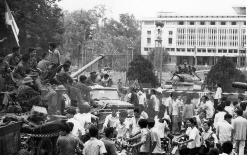 Nhân dân Sài Gòn đổ về dinh Độc Lập chào mừng quân giải phóng.