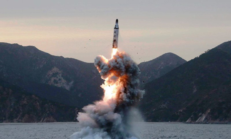 Một bức ảnh chụp ngày hôm 24/4 của Cơ quan Thông tấn Trung ương Bắc Triều Tiên (KCNA) cho thấy một cuộc thử nghiệm tên lửa đạn đạo chiến lược dưới biển tại một địa điểm không được tiết lộ.