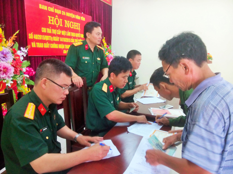 Ban CHQS huyện Văn Yên tổ chức chi trả chế độ trợ cấp một lần theo Quyết đinh 49 của Thủ tướng Chính phủ. Ảnh: Đức Long