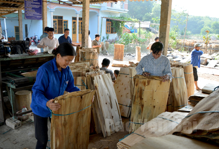Các tổ hợp tác chế biến gỗ rừng trồng góp phần giải quyết việc làm và tạo thu nhập cho nhiều lao động địa phương. Ảnh Minh Quang