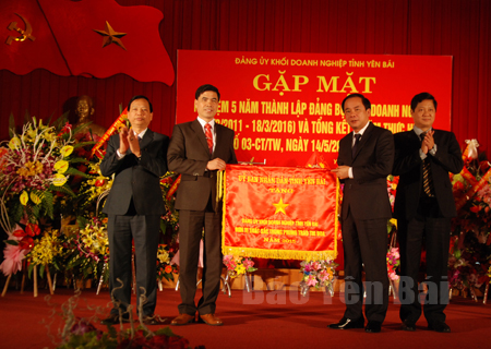 Đồng chí Tạ Văn Long - Phó Chủ tịch Thường trực UBND tỉnh (thứ hai bên phải) trao cờ thi đua cho Đảng ủy Khối Doanh nghiệp tỉnh.
