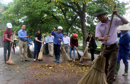 Các đồng chí lãnh đạo Hội LHPN tỉnh và  huyện Yên Bình tham gia vệ sinh môi trường cùng người dân thị trấn Yên Bình. Ảnh Minh Huyền
