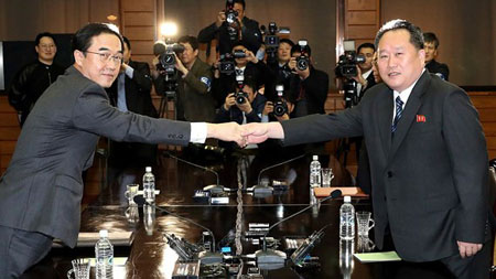 Bộ trưởng Thống nhất Hàn Quốc Cho Myoung-gyon (trái) và Chủ tịch Ủy ban Thống nhất Hòa bình Triều Tiên Ri Son-gwon (phải) tại cuộc đối thoại cấp cao liên Triều ở làng đình chiến Panmunjom ngày 29-3.