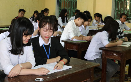 Em Hoàng Ngọc Anh (thứ hai, trái sang) thường xuyên trao đổi, giúp đỡ bạn bè trong giờ tự học.