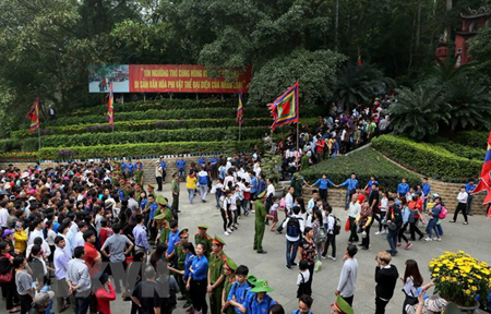 Lực lượng an ninh tỉnh Phú Thọ làm công tác phân luồng tránh tình trạng ùn tắc, chen lấn, xô đẩy tại Lễ hội Đền Hùng 2017.