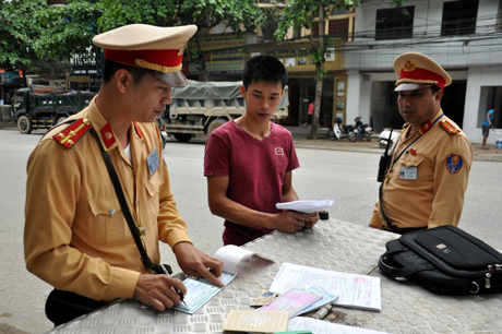 Lực lượng Đội Cảnh sát giao thông số 3, Phòng cảnh sát giao thông, Công an tỉnh Yên Bái xử lý các trường hợp vi phạm Luật an toàn giao thông đường bộ.