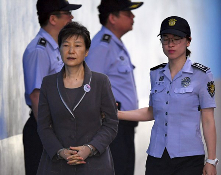 Cựu Tổng thống Hàn Quốc Park Geun-Hye (trái) tới Tòa án quận trung tâm Seoul ngày 7/8/2017.