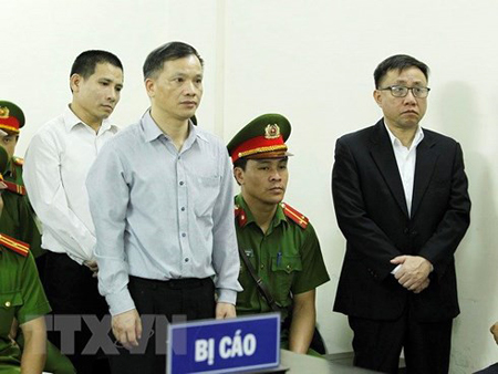Các bị cáo: Nguyễn Văn Đài (giữa), Nguyễn Bắc Truyển (phải) và Nguyễn Trung Tôn tại phiên tòa.