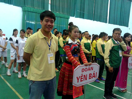 Trọng tài Dương Ngọc Tân (bìa trái) trong một lần công tác cùng thể thao Yên Bái. (Ảnh: facebook nhân vậ)