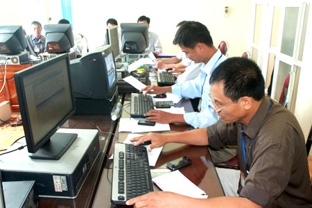 Cán bộ Chi cục Thuế huyện Trấn Yên quản lý doanh nghiệp và người nộp thuế trên mạng.