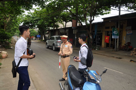 Lực lượng cảnh sát giao thông huyện Trấn Yên tập trung xử lý các vi phạm.