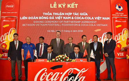 Lễ ký kết giữa Công ty Coca-cola và Liên đoàn bóng đá Việt Nam diễn ra tại Hà Nội chiều 11/4.
