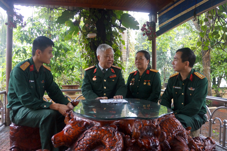 Thiếu tướng Sa Minh Trắc (thứ hai, trái sang) trao đổi với Chính ủy và cán bộ Trường Quân sự tỉnh.