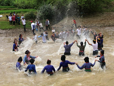 Tết té nước (Bun huột nặm) của người Lào tại xã Núa Ngam, huyện Điện Biên, tỉnh Điện Biên.