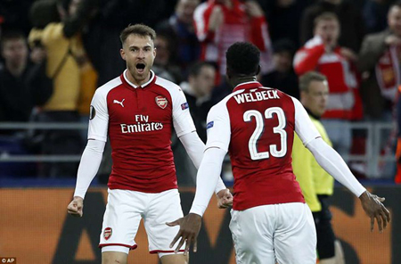 Ramsey và Welbeck cùng lập công đưa Arsenal vào bán kết.