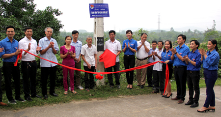 Đại diện Đoàn Thanh niên Công ty Điện lực Yên Bái và Công ty cổ phần Thủy điện Thác Bà cùng lãnh đạo xã Hán Đà, huyện Yên Bình kéo biển tên công trình thanh niên 