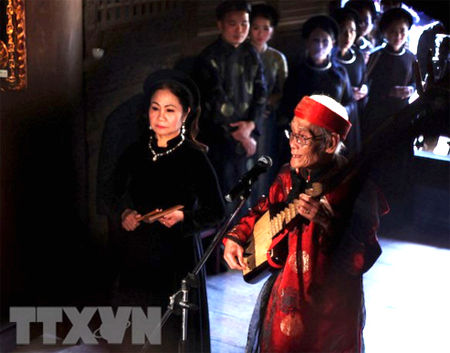 Nghệ nhân ưu tú Nguyễn Phú Đẹ (phải) trong lĩnh vực ca trù được đề nghị xét tặng danh hiệu nghệ nhân nhân dân.