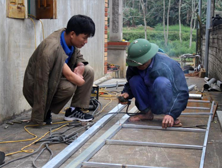 Xưởng cơ khí của anh Lê Thanh Tùng tạo việc làm cho 6 lao động thường xuyên với mức thu nhập 5 triệu đồng/tháng.