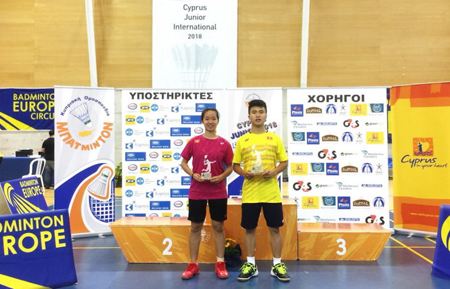Hải Đăng (phải) và Anh Thư thi đấu thành công tại Giải cầu lông trẻ quốc tế Síp 2018.