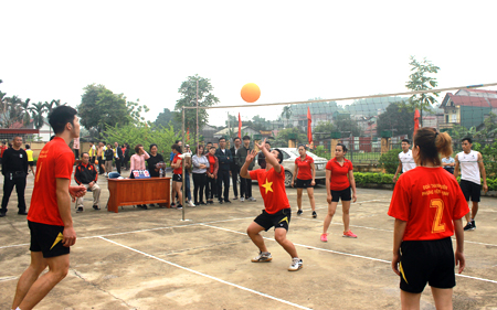 Môn bóng chuyền hơi ngày càng thu hút đông đảo người dân tham gia luyện tập.
