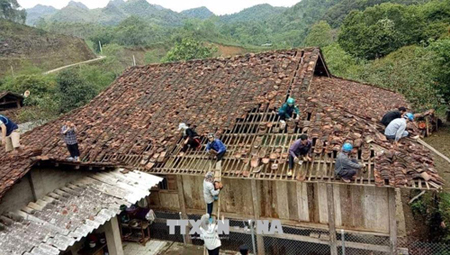 Người dân xã Xuân La, huyện Pác Nặm, tỉnh Bắc Kạn giúp nhau lợp lại nhà sau mưa đá.