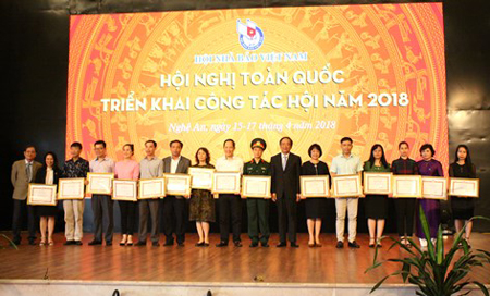 Các Phó Chủ tịch HNBVN Mai Đức Lộc và Nguyễn Bé trao Bằng khen cho các tập thể có thành tích xuất sắc năm 2017.