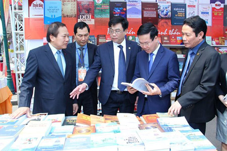 Đồng chí Võ Văn Thưởng (thứ 2, từ phải sang),Trưởng ban Tuyên giáo Trung ương, cùng đại diện lãnh đạo Bộ TT-TT, các đơn vị xuất bản, phát hành đã đi thăm các gian sách tại hội sách