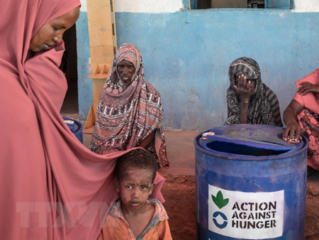 Người dân chờ nhận lương thực cứu trợ tại Kebri Dahar,đông nam Ethiopia ngày 27/1.