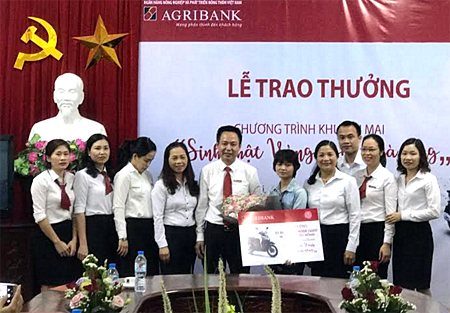 Đại diện lãnh đạo Agribank Chi nhánh tỉnh Yên Bái và thành phố Yên Bái trao thưởng cho khách hàng.