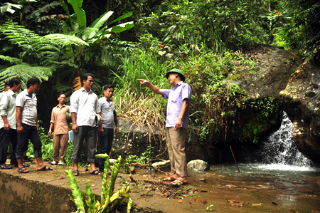 Lãnh đạo huyện Mù Cang Chải cùng cán bộ các phòng chuyên môn khảo sát nguồn nước phục vụ người dân bản Mú Cái Hồ.