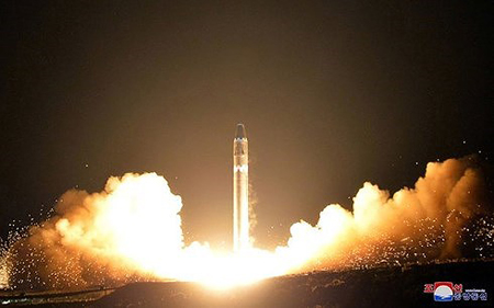 Vụ phóng tên lửa đạn đạo liên lục địa Hwasong-15 của Triều Tiên.