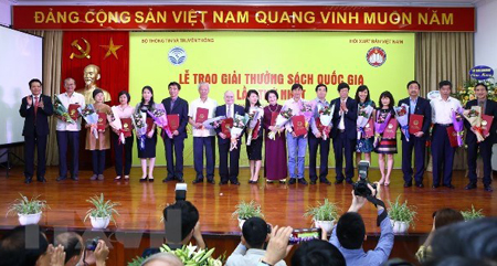 Lễ trao Giải thưởng Sách Quốc gia lần thứ nhất diễn ra sáng 19/4 tại Hà Nội.