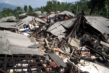 Nhiều ngôi nhà đổ sập do động đất.