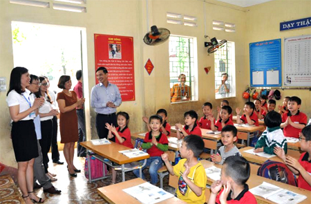 Đồng chí Dương Văn Tiến cùng đoàn công tác kiểm tra tại Trường Tiểu học Kim Đồng, thị trấn Yên Bình.