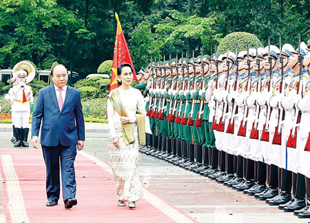 Tổng thống nước CHLB Myanmar Aung San Suu Kyi duyệt Đội danh dự Quân đội Nhân dân Việt Nam.