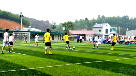 Các vận động viên tham gia thi đấu môn bóng đá.
