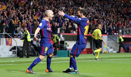 Iniesta và Messi thay nhau lập công trong chiến thắng 5-0 trước Sevilla của Barca.